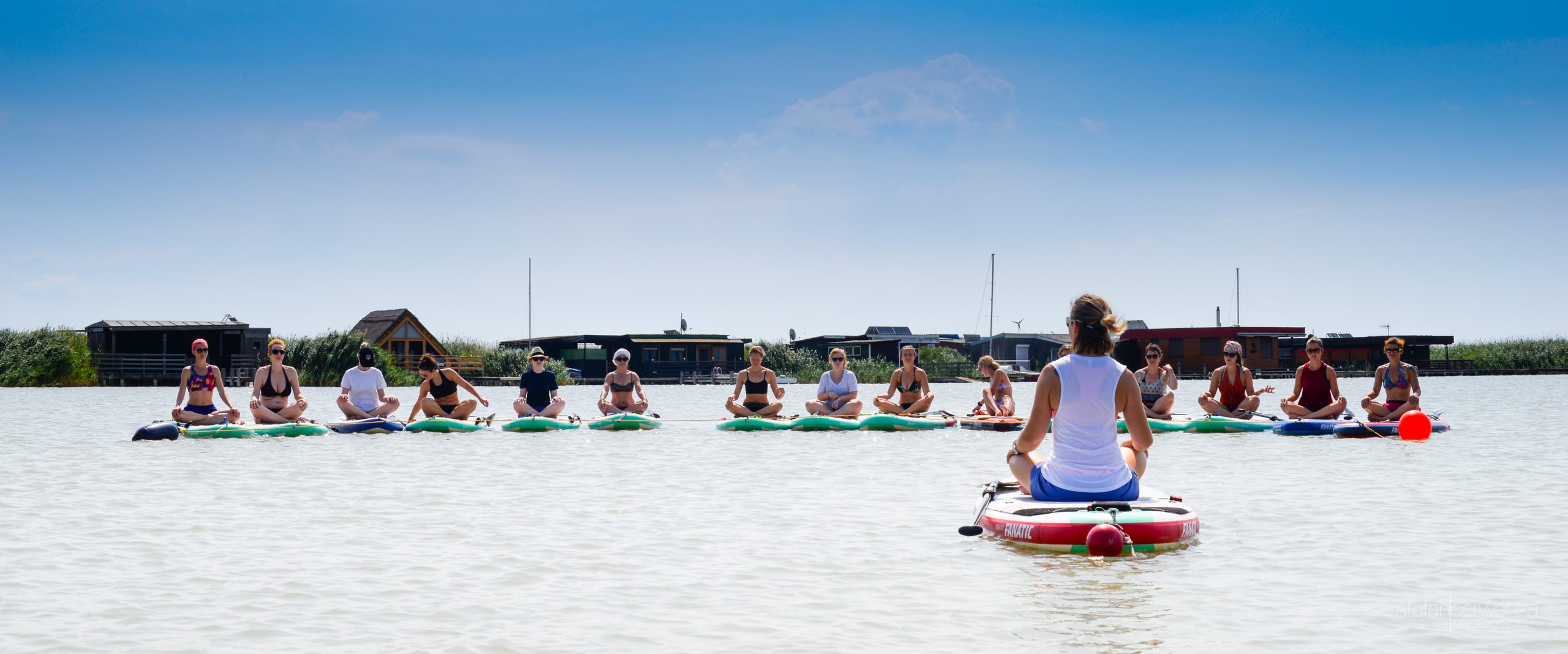 SUP Yoga Pionierin am Neusiedlersee