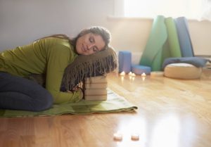 Read more about the article Mit Restorative Yoga Batterien aufladen